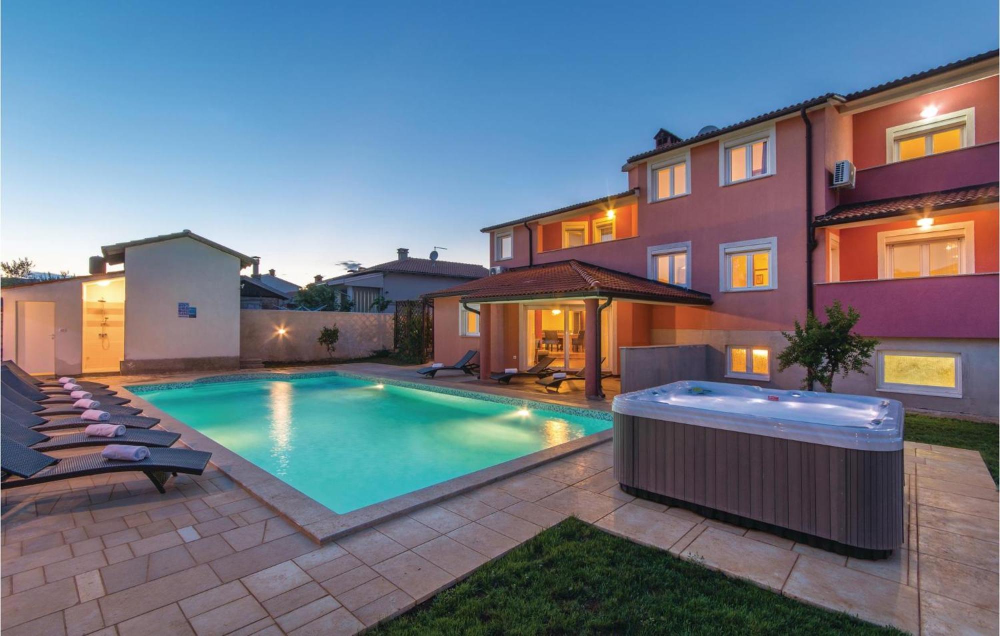 8 Bedroom Awesome Home In Pula Exteriér fotografie
