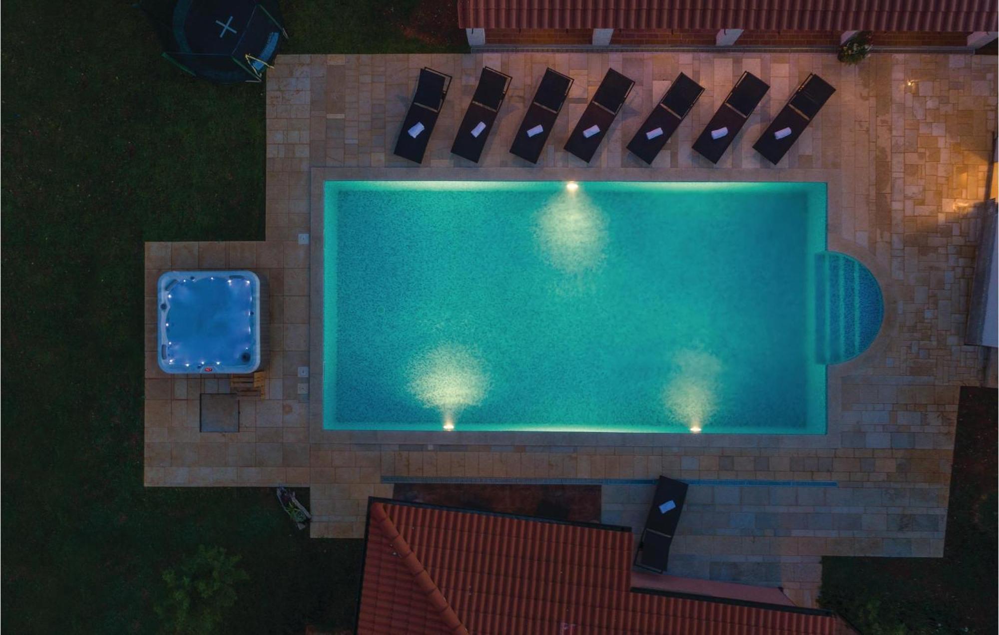 8 Bedroom Awesome Home In Pula Exteriér fotografie