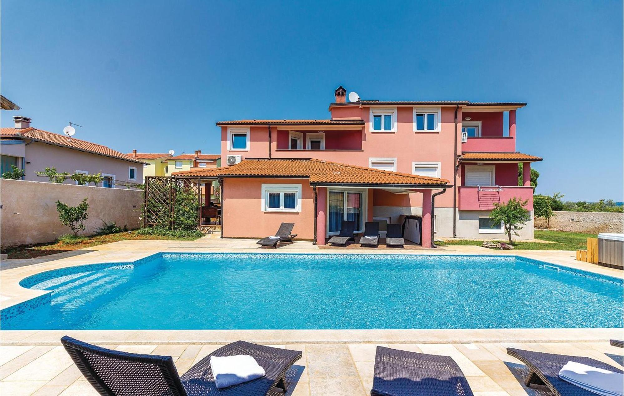 8 Bedroom Awesome Home In Pula Exteriér fotografie