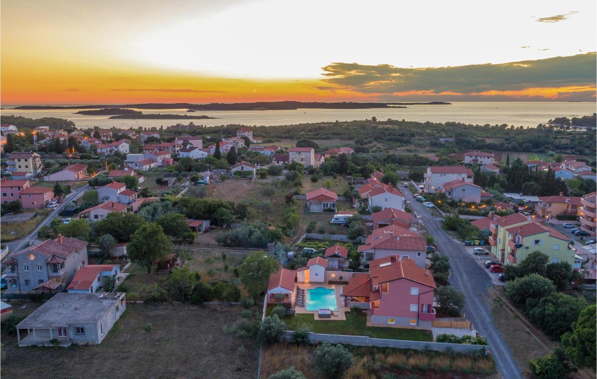 8 Bedroom Awesome Home In Pula Exteriér fotografie